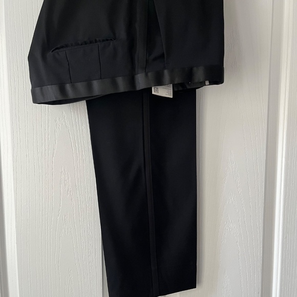 Hugo Boss Tuxedo with Boss Tuxedo Shirt, Buttons, Cufflinks and Bow Ties - Picture 4 of 12